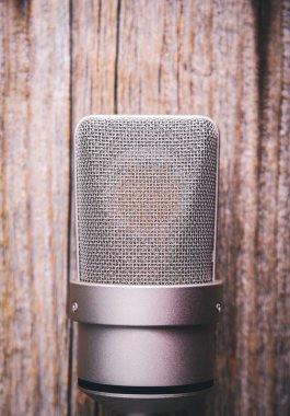 Büyük diyafram yoğunlaştırıcı stüdyo mikrofonu..