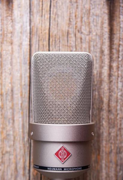 Condensador de diafragma grande microfone estúdio Neumann tlm 103 em um fundo de madeira . — Fotografia de Stock