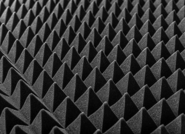 Piramitler ve ejderha pulları şeklinde soyut bir arkaplan.