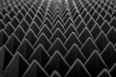 Piramitler ve ejderha pulları şeklinde soyut bir arkaplan.