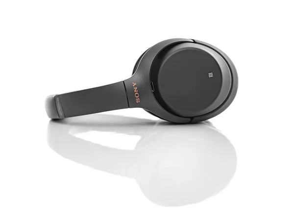 Sony W- 1000xm3 Gürültü Kablosuz Kulaklıkları beyaz arkaplanda İptal Ediyor. — Stok fotoğraf