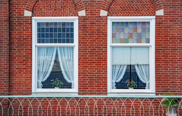 Hermosas ventanas de una casa de ladrillo . — Foto de Stock