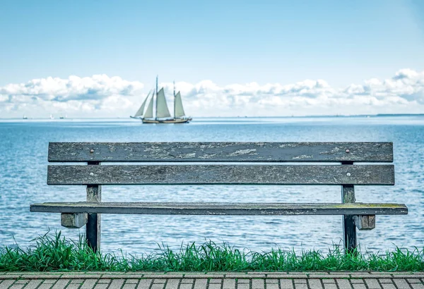 Bench on the embankment against the sea. — Stock Photo, Image