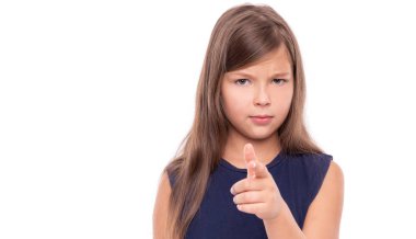 Küçük kız beyaz izole parmağını işaret ediyor.