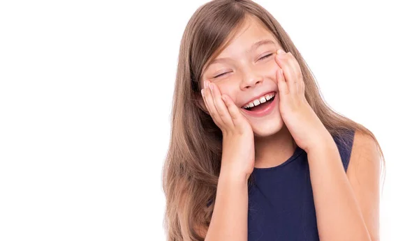 Το μικρό κορίτσι γελάει κλείνοντας τα μάτια της απομονωμένα σε ένα λευκό. — Φωτογραφία Αρχείου