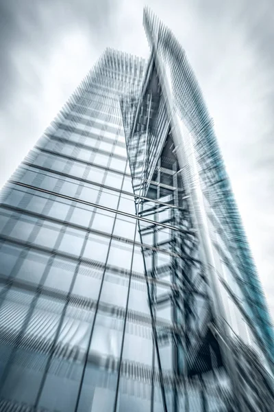 En høy bygning mot en overskyet himmel . – stockfoto
