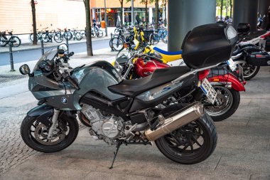Berlin, Almanya 'da bir şehir caddesinde motosikletler park halindeydi..