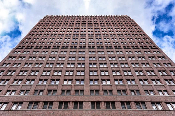 A tall building against an overcast sky. — ストック写真