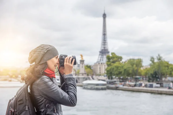 Woman photographer in Paris — Stock Photo, Image