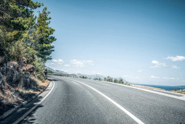 Bir yaz gününde şehir otoyolu.