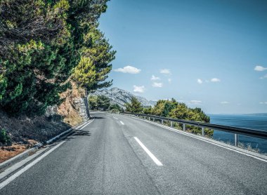 Bir yaz gününde şehir otoyolu.