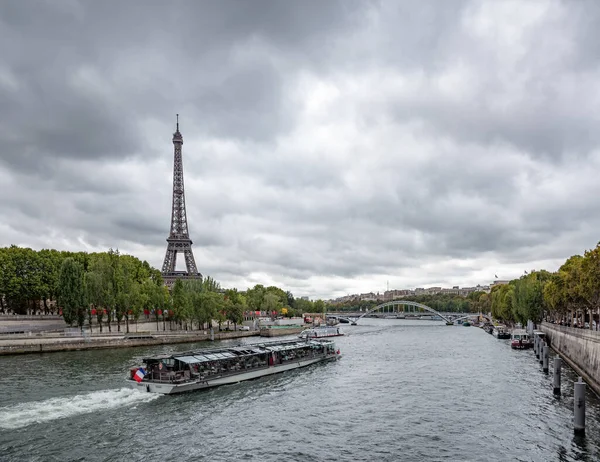París y el río Senna en un día nublado de otoño . — Foto de Stock