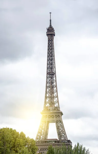 Torre Eiffel en un día nublado . — Foto de Stock