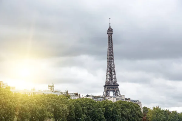 Torre Eiffel en un día nublado . — Foto de Stock