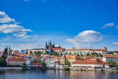 Çek Cumhuriyeti 'nin başkenti Prag' daki Vltava Nehri ve kentin manzarası.