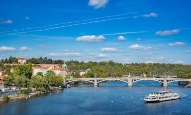 Çek Cumhuriyeti 'nin başkenti Prag' daki Vltava Nehri ve kentin manzarası.