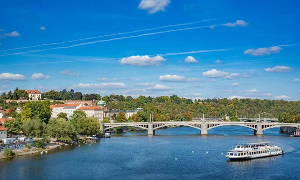 Вид на город и реку Влтаву в Праге, столице Чешской Республики . — стоковое фото