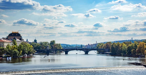 Uitzicht op de stad en de rivier de Vltava in Praag, de hoofdstad van Tsjechië. — Stockfoto