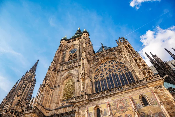St. Vitus Cathedral against the sky. — Stock Photo, Image