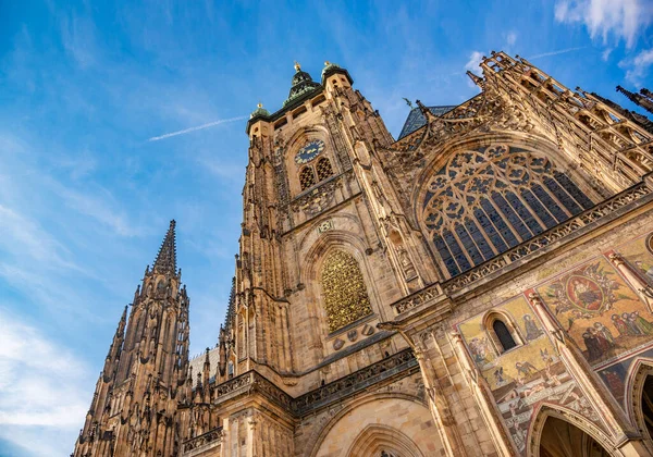 Cathédrale Saint-Vitus contre le ciel . — Photo