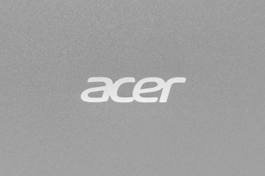 Laptop kapağında Acer logosu.
