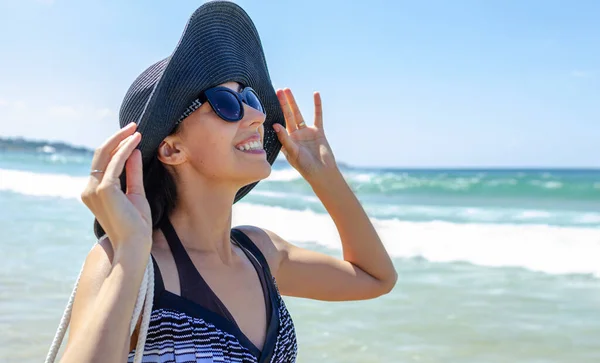 Jovem mulher de chapéu contra o mar . — Fotografia de Stock
