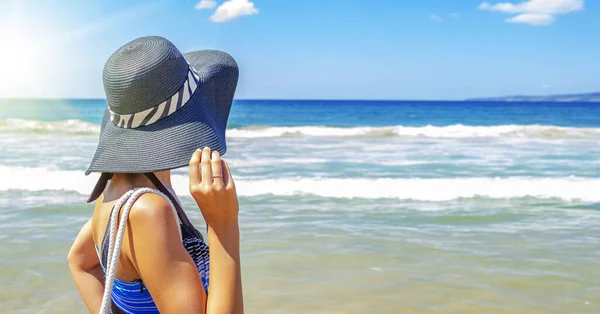 Young woman in a hat against the sea. — Stock Photo, Image