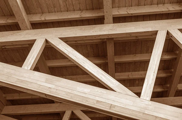 Konstrukce dřevěné střechy. — Stock fotografie