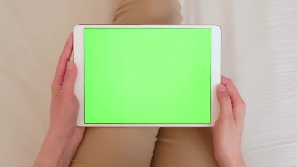 Frau mit einem Tablet PC in den Händen mit grünem Bildschirm, Chroma Key. — Stockvideo