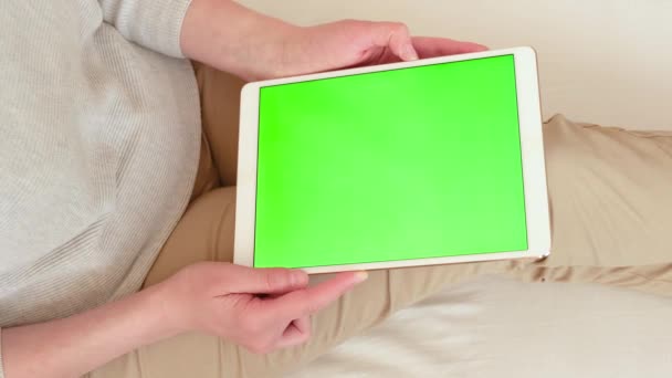 Vrouw met een tablet Pc in handen met een groen scherm, Chroma Key. — Stockvideo