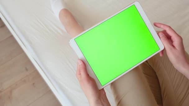 Vrouw met een tablet Pc in handen met een groen scherm, Chroma Key. — Stockvideo