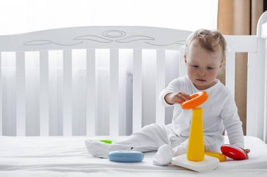 Bebeğim yatakta oyuncaklarla oynuyor..