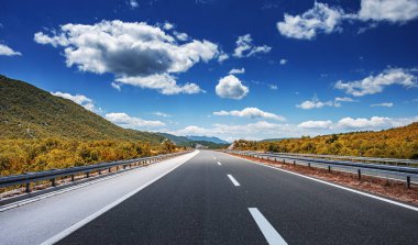 Mavi gökyüzü olan dağ yolu.