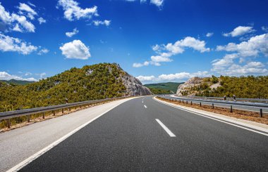 Mavi gökyüzü olan dağ yolu.