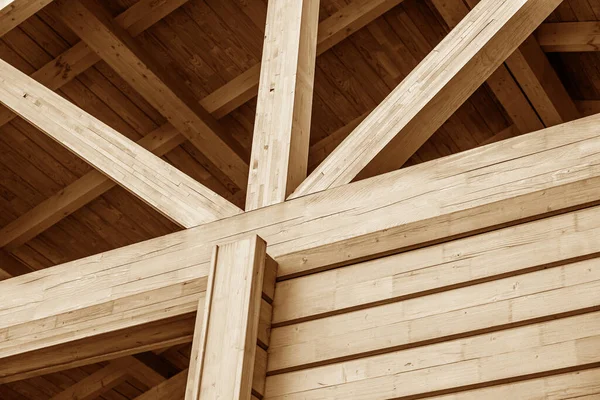 Budowa drewnianego dachu. — Zdjęcie stockowe