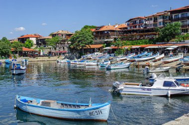 Bulgaristan 'ın Nessebar kentinin arka planında körfezde balıkçı tekneleri.