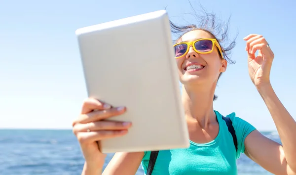 Jovem mulher bonita faz selfie em um fundo do mar . — Fotografia de Stock