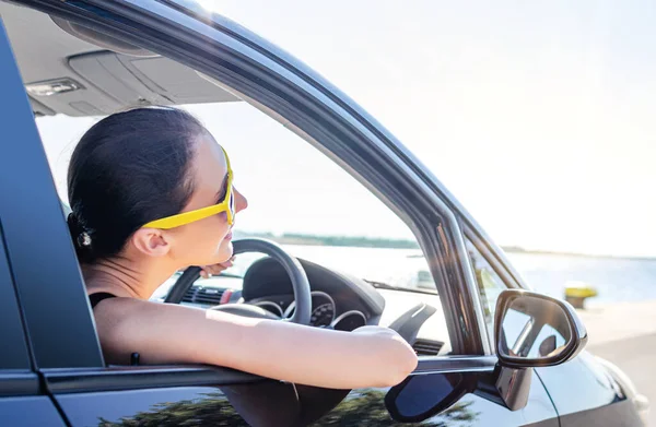 Conductora conduciendo un coche . — Foto de Stock