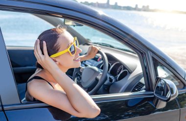 Kadın sürücü araba kullanıyor..