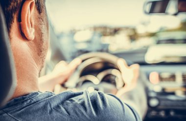 Bir adam araba kullanıyor..