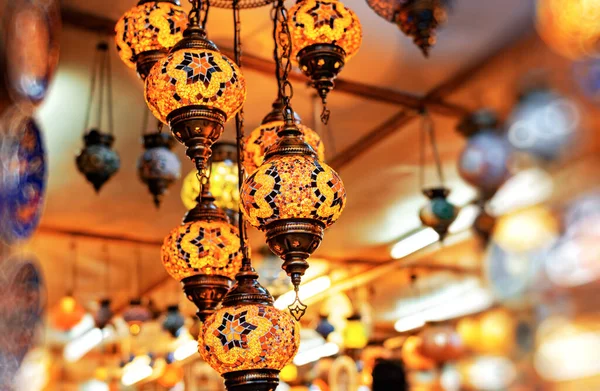 La vecchia lampada orientale è decorata con vetro multicolore . — Foto Stock