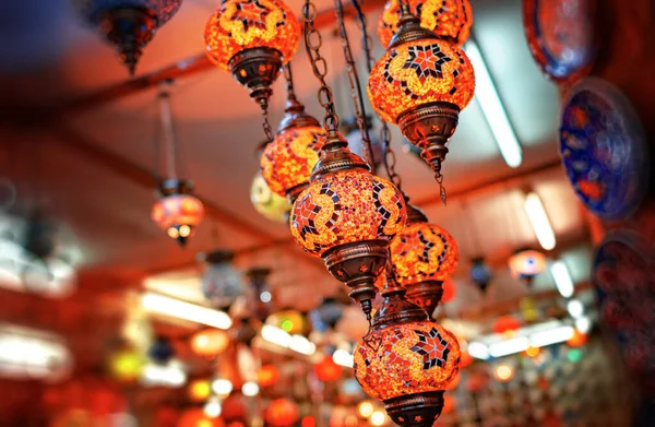 La vieja lámpara oriental está decorada con vidrio multicolor . —  Fotos de Stock