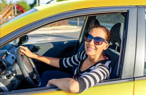 Conductora conduciendo un coche . — Foto de Stock