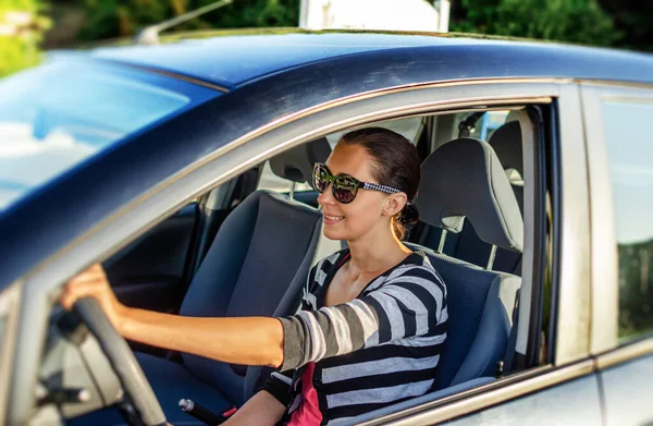 Γυναίκα οδηγός οδηγεί αυτοκίνητο. — Φωτογραφία Αρχείου