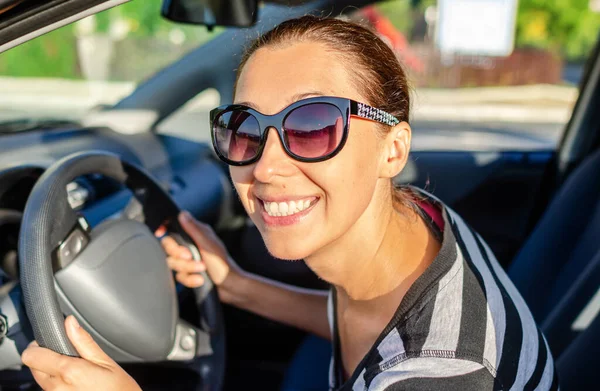 Mulher motorista dirigindo um carro . — Fotografia de Stock