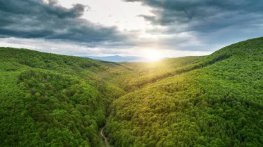 Dağlarda bahar manzarası ve bulutlu koyu mavi gökyüzü..