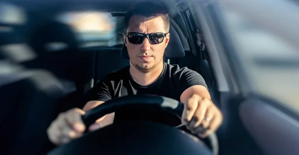 Pohledný muž řídí své auto. — Stock fotografie