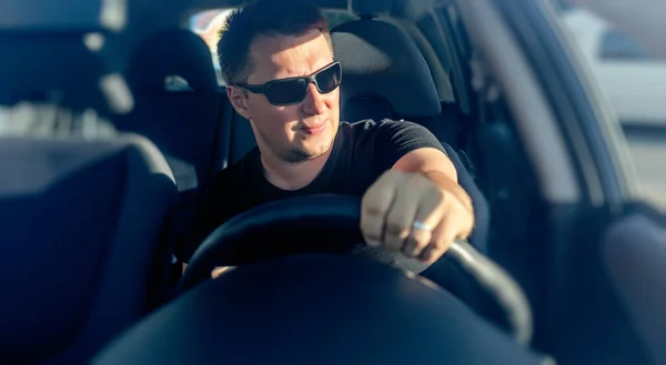 Pohledný muž řídí své auto. — Stock fotografie