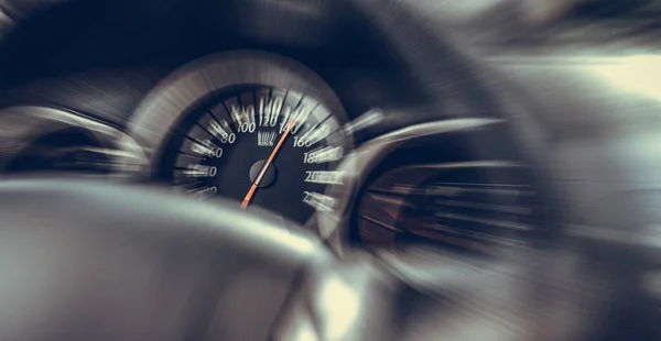 Alta velocidade em um velocímetro de carro e desfoque de movimento . — Fotografia de Stock