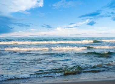 Denizde ya da okyanusta dalgalar.